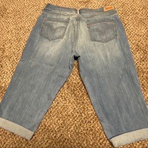 NWOT Levi’s cropped cuffed Bermuda capris  jean capris cropped